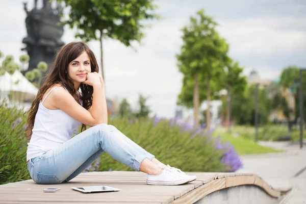 Student girl in the park — Stock Photo, Image