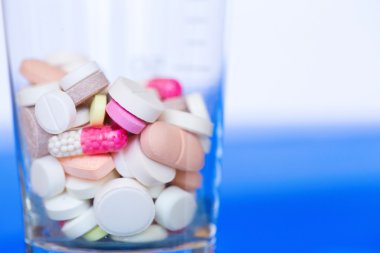 Bir bardak renkli hapları.