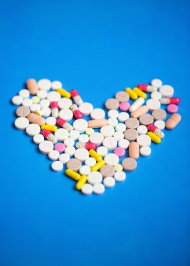 Bir kalp şeklinde bir mavi hap.