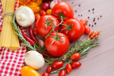 Spagetti ile sebze yakın çekim için malzemeler.