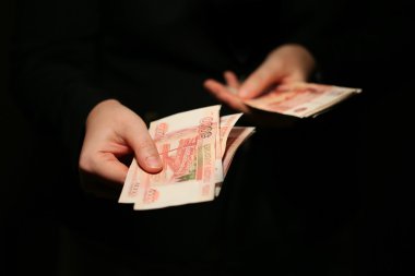 Yakın çekim Rus banknot sayma bir kadın el