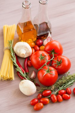 Makarna için malzemeler: spagetti, sebze ve baharat eski tablo.