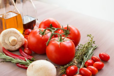 Domates, mantar ve baharatlar.