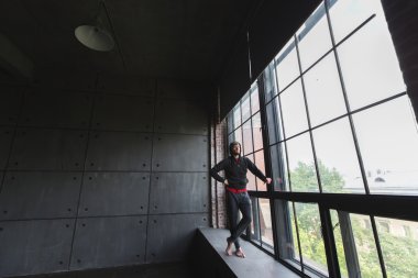 Kendine güvenen adam Spor kıyafetleri içinde uygun.