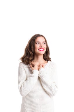 Beyaz kazaklı sürpriz güzel kadın.