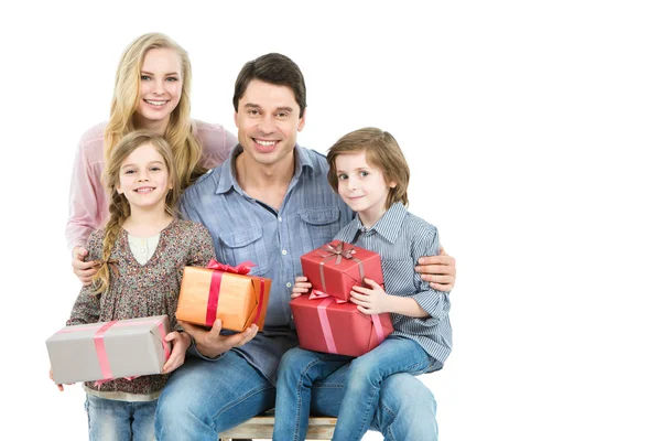 Familia feliz con regalos aislados . — Foto de Stock