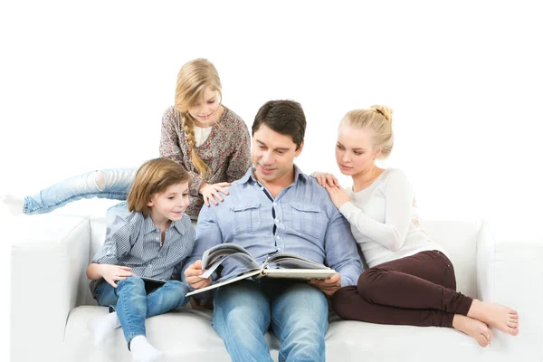 Familie lezen van een boek geïsoleerd op witte achtergrond. — Stockfoto