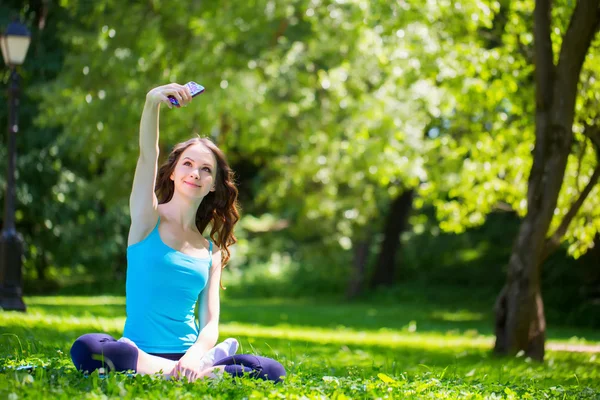 Woman making self outdoors. — Stock Photo, Image