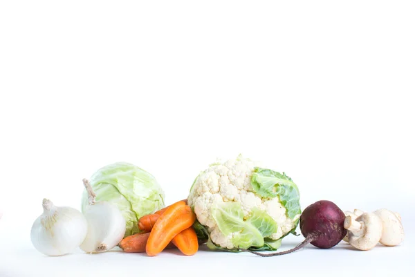 Collection de différentes variétés de chou et de légumes frais sur fond blanc . — Photo