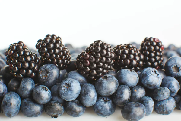 Blueberries and blackberries — Stock Photo, Image