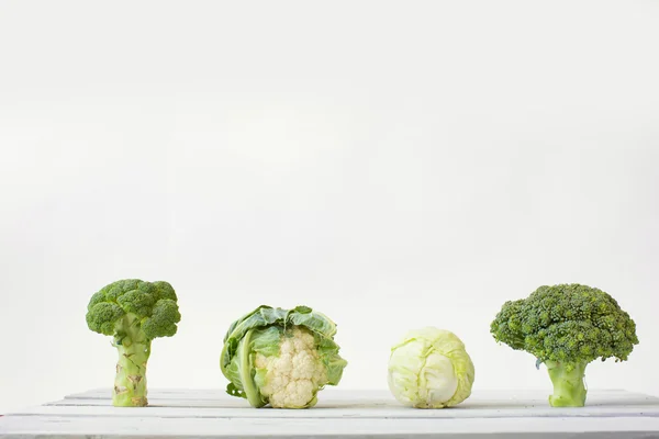 Arka plan beyaz brokoli ve karnabahar — Stok fotoğraf
