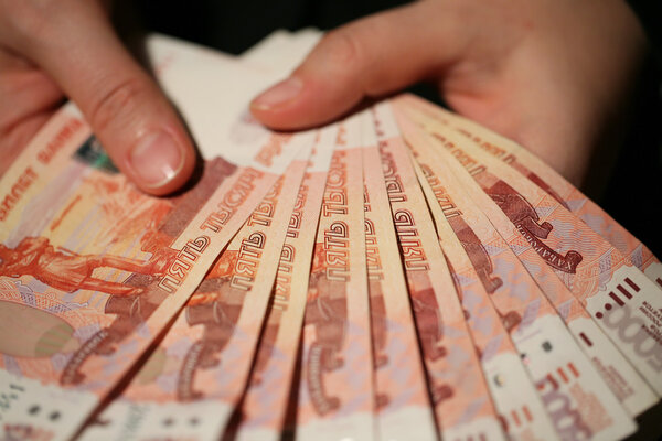 рублей в руках
.