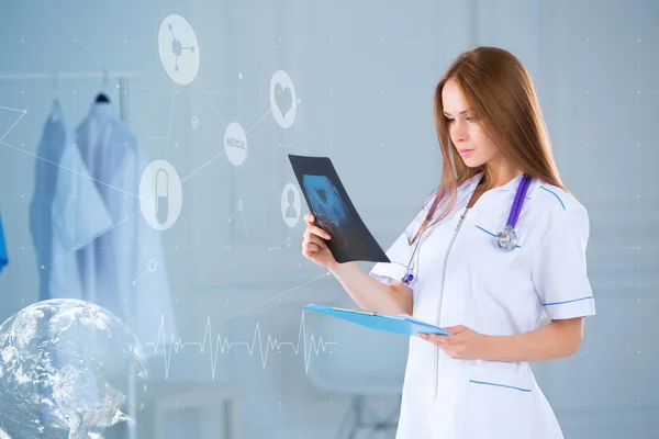 Medische concept arts kijkt x-ray. — Stockfoto