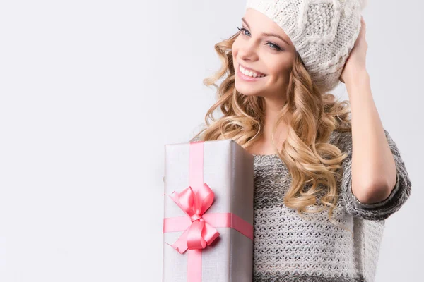 Retrato mujer feliz con caja de regalo en las manos . — Foto de Stock