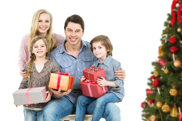 Família de retrato com crianças em casa Árvore de Natal perto de Ano Novo . — Fotografia de Stock