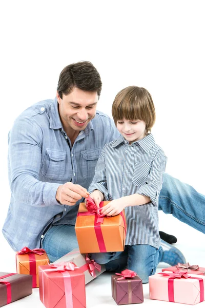 Šťastný otec dává jeho syn dar izolované na bílém. — Stock fotografie