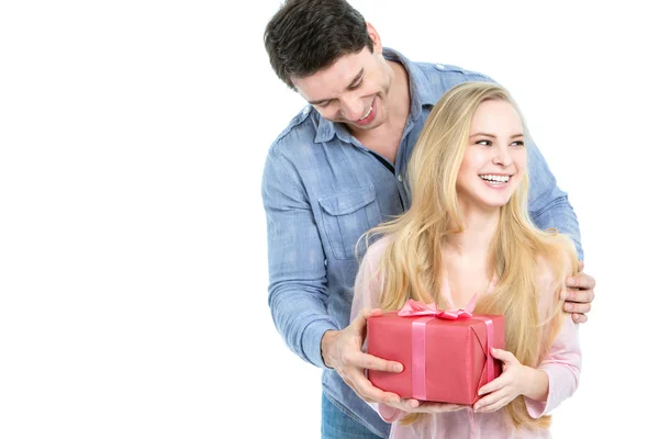 Feliz casal romântico com presente. — Fotografia de Stock