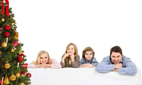 Retrato de família. Família feliz perto da árvore de Natal . — Fotografia de Stock