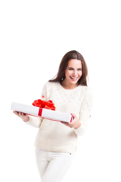 Fröhliche Frau und eine weiße Geschenkbox. — Stockfoto