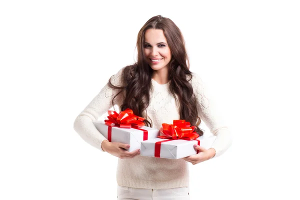 Hermosa chica con el pelo largo sosteniendo dos cajas de regalo . — Foto de Stock