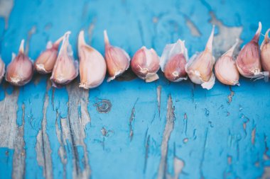 Sarımsak yakın çekim bir mavi ahşap arka plan yakın çekim.
