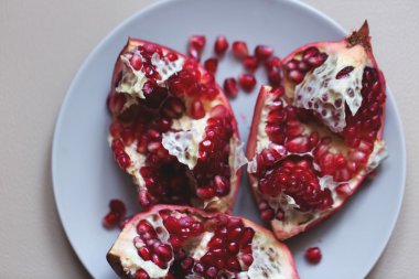 Kırmızı nar meyve.