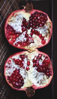 Ahşap masa üzerinde taze olgun Granat yakın çekim.