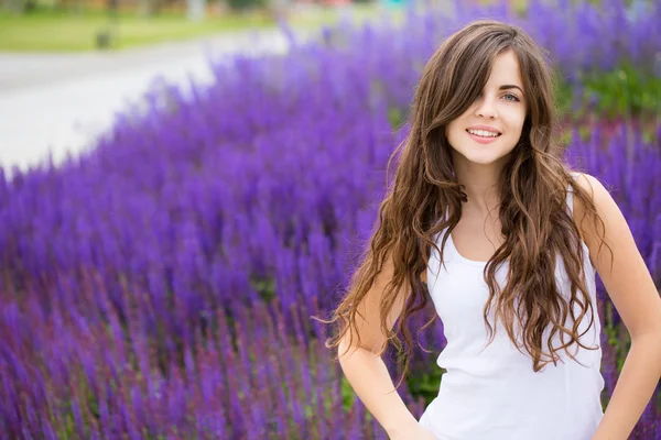 Cute smiling woman in park. — Stock Photo, Image