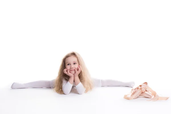 Ballerina delar. Flickan gör gymnastiska split. — Stockfoto