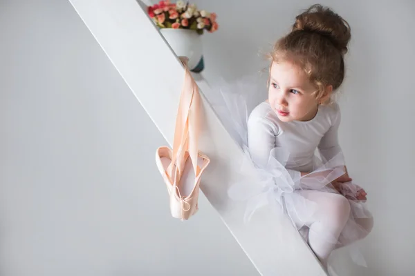 Little beautiful girl and pointe shoes. — Stock Photo, Image