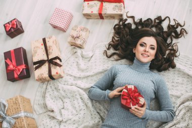 Sevgililer günü - kavramı. Elinde kırmızı kalpli kadın rüya.