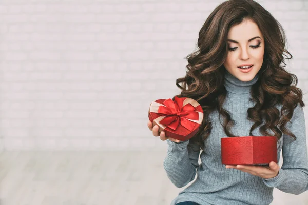Hermosa mujer abierta caja de regalo roja corazón . — Foto de Stock