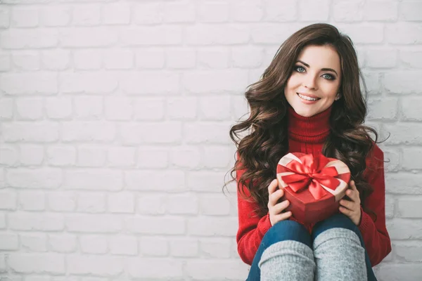 Día de San Valentín. Chica encantadora con un corazón caja de regalo . — Foto de Stock