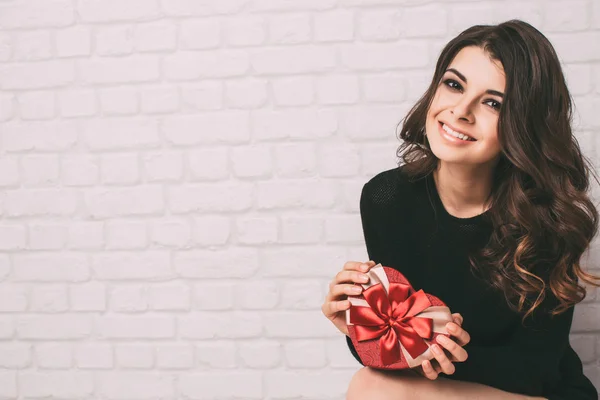Feliz y sonriente joven mujer sosteniendo caja del corazón . — Foto de Stock