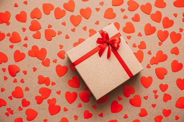 하트 배경입니다. 발렌타인 하루입니다. 레드 리본으로 추상 종이 마음과 선물 상자. — 스톡 사진