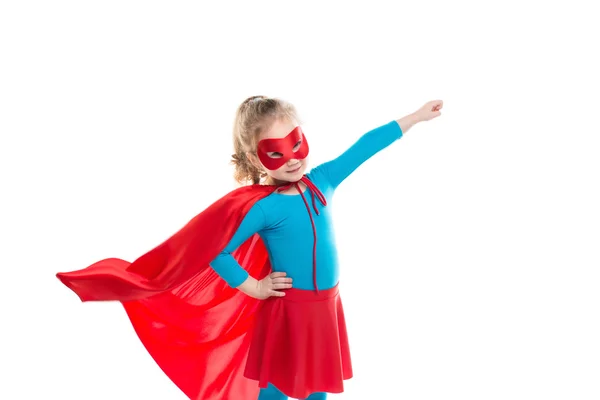 Mała moc superbohatera dziecko (dziewczyna) w czerwony płaszcz. — Zdjęcie stockowe
