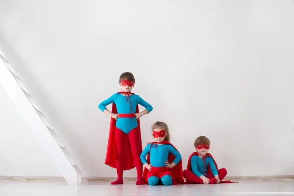 Equipo de superhéroes. Niños superhéroes . —  Fotos de Stock