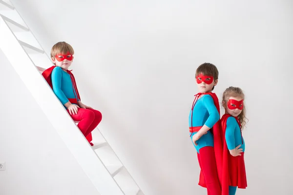 Niños y niñas jugando superhéroe . —  Fotos de Stock