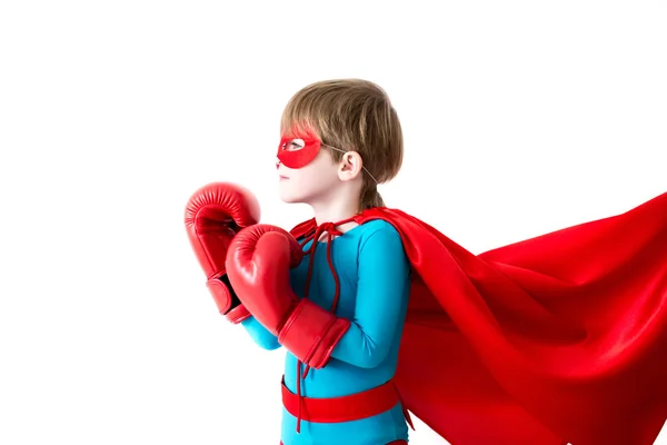 Jongetje in bokshandschoenen en pak superheld geïsoleerd op een witte achtergrond. — Stockfoto