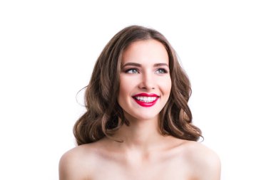 beyaz zemin üzerinde izole gülümseyen güzel kadın.