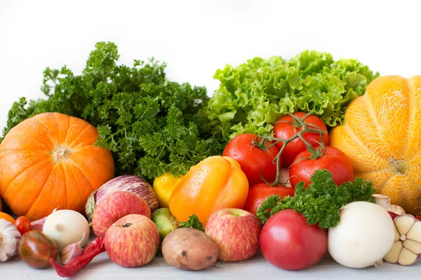 Composição com variedade de vegetais frescos e frutas. — Fotografia de Stock