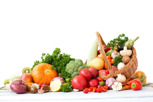 Verduras y frutas ecológicas en canasta de mimbre . — Foto de Stock