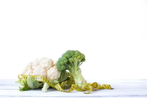 Brokoli ve şerit metre ahşap bir masada karnabahar. — Stok fotoğraf