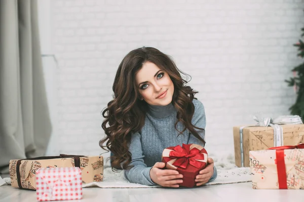 예쁜 여자 갈색 머리 및 많은 선물 상자. — 스톡 사진