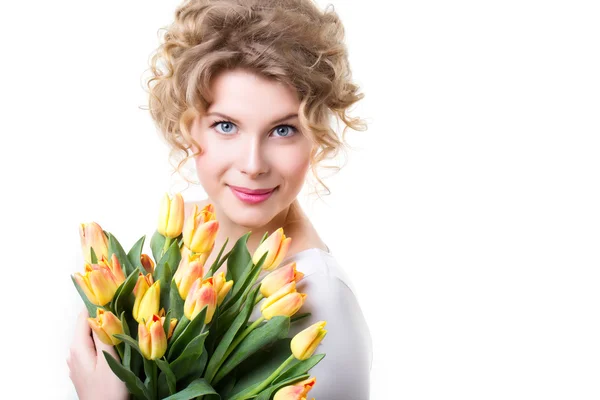 Belle femme souriante avec des fleurs isolées . — Photo