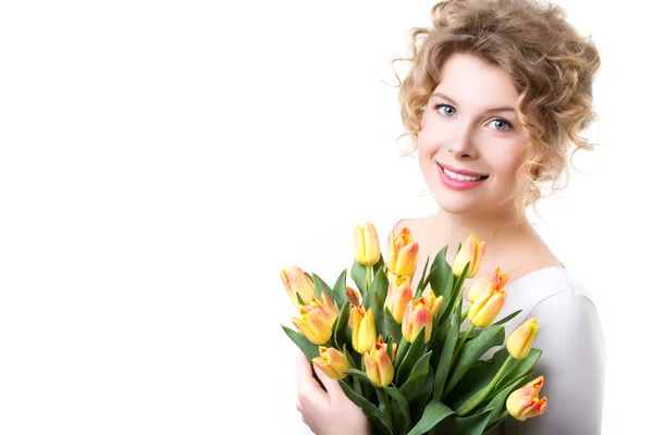 Bella donna sorridente con fiori . — Foto Stock