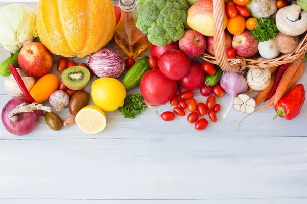 Verduras frescas, frutas y otros productos alimenticios top view . —  Fotos de Stock