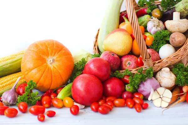 Wicker basket full of organic fruit and vegetables. — Stock Photo, Image