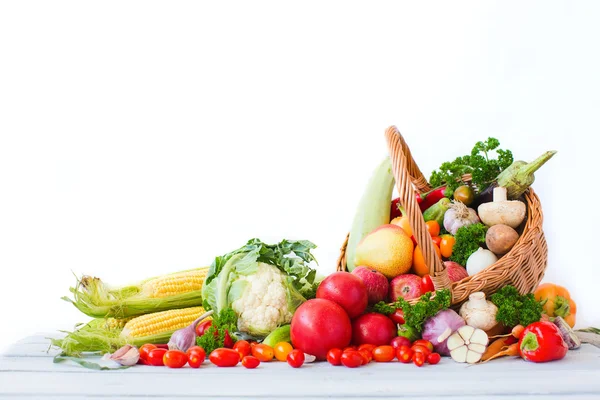 Kosár friss zöldségekkel és gyümölcsökkel. — Stock Fotó