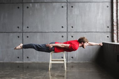 Adam süper kahraman poz